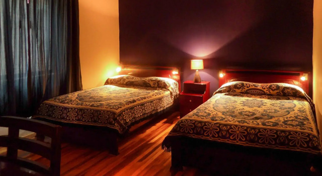 Jhomana Guesthouse, Забронировать Отель Кито Сьерра, рядом с Del Arbolito Park