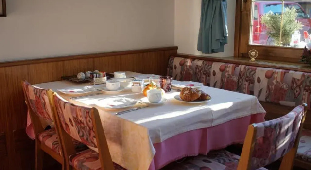 Hotel Garni Rin Da Rin, Забронировать Отель Отели и гостиницы Ливиньо, рядом с Кресельный подъёмник Теола-Пьянони Басси (нижняя станция), Отель