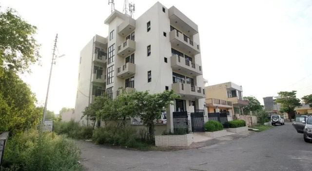 OYO 9069 Hotel WP 13, Забронировать Отель Нойда штат Уттар-Прадеш
