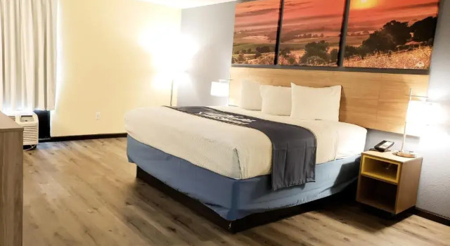 Номер Standard Days Inn & Suites by Wyndham Merrillville