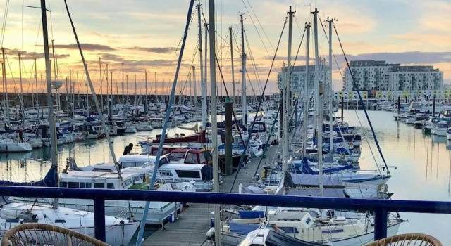 Коттедж Brighton Water Cabin With Free Parking