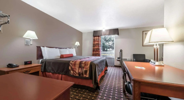 Люкс SureStay Hotel by Best Western Duncan