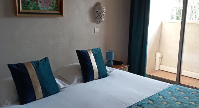 Двухместный номер Comfort с балконом Logis Hotel le Mas De Cure Bourse