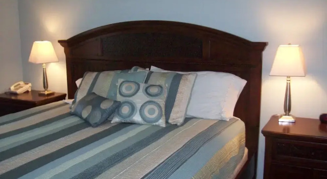 Люкс Cozy & Clean Second-Story Suite w/ Kitchenette & Free WiFi - Walk to the Harbor