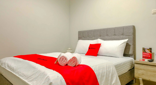 RedDoorz near Pasar Baru 3, Book Hotel Sawah Besar Jakarta