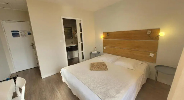 Двухместный номер Standard с видом на море Hôtel de charme & SPA Villa Cosare sur la promenade bord de plage 20m de la mer