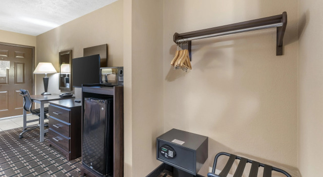 Четырёхместный номер Standard SureStay Hotel by Best Western Summersville