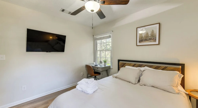Коттедж с 3 комнатами Inviting Columbus Home w/ Deck: 7 Mi to Downtown!
