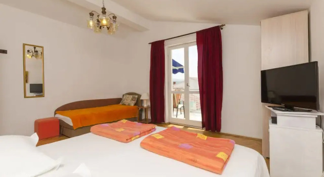 Apartments Goran, Забронировать Апартаменты/квартира СПА-отели Примоштен, рядом с Частный Пляж «Виллы Мирьяна», SPA-услуги