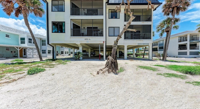 Апартаменты Anna Maria Island Beach Sands 202-private Beach Access-heated Pool