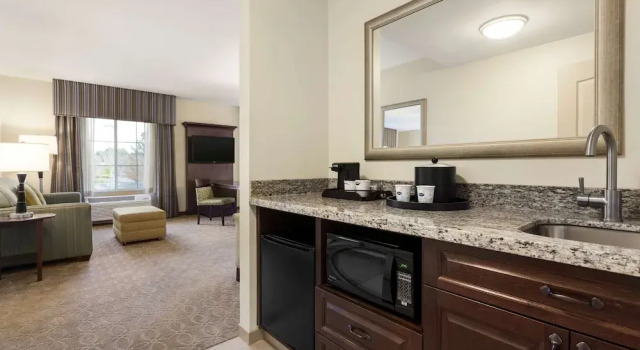 Четырёхместный люкс Hampton Inn & Suites San Bernardino