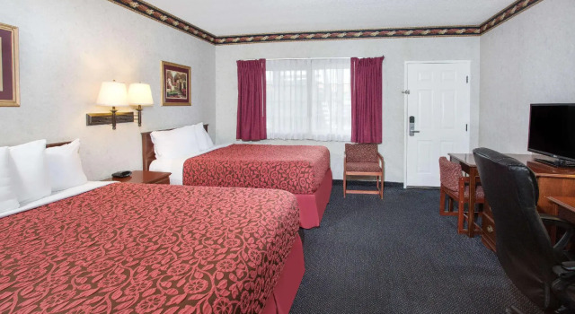 Четырёхместный номер Standard Sunset Inn