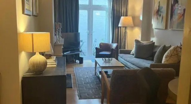 2 Bedroom Apartment just off Kings Road, Забронировать Апартаменты/квартира Отели Лондона с парковкой, рядом с Старая Церковь в Челси, Парковка