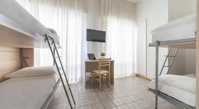 Четырёхместный номер Economy с балконом Hotel Annalisa