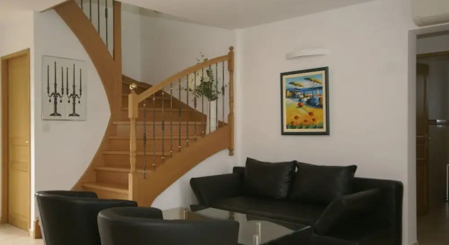 Soothing Holiday Home in Sainte-maxime With Swimming Pool, Забронировать Отель Сент-Максим Mimosa Road