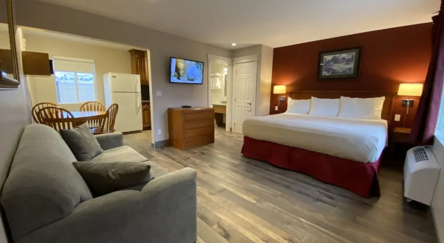 Люкс с 2 комнатами с балконом Sahara Courtyard Inn & Suites Osoyoos