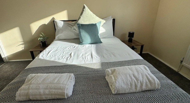 Коттедж Comfortable 4-bed Home With Free Parking