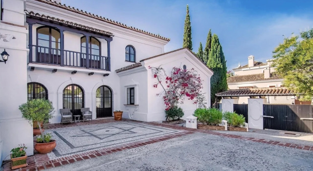 Super Villa Near Beach with Heated Pool, Забронировать Вилла Виллы Марбелья, рядом с Теннисный и спортивный клуб Don Carlos, Вилла