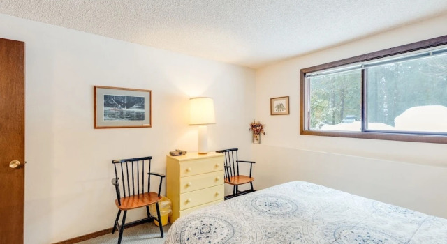 33sw - Wifi - Fireplace - Amenities - Sleeps 4 1 Bedroom Home by RedAwning, Buchen Sie Ferienwohnung Hotels in Glacier mit Parkplatz, Parkplätze