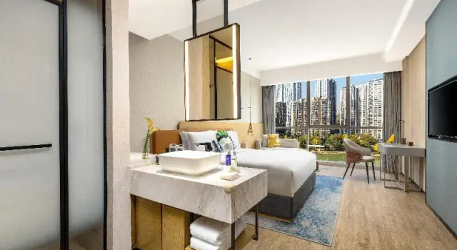 Двухместный номер Standard с видом на озеро Отель voco Chengdu High Tech Center by IHG