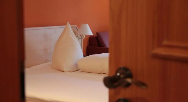 Трёхместный номер Standard с балконом и с видом на горы Alphotel Ettal