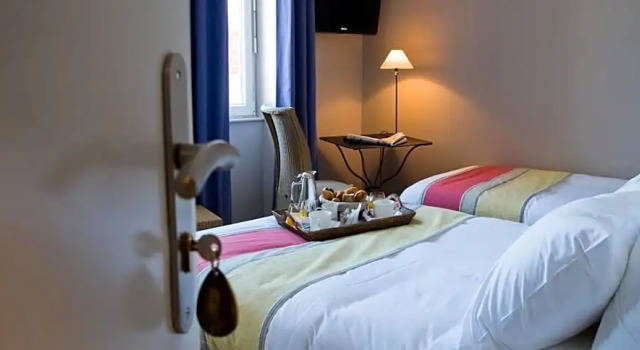 Трёхместный номер Standard Hôtel Les Costans, The Originals Relais