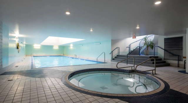 View of Water Pool Hot Tub Gym Steam Rm 2 Bdrm 2 Bath 24 Concierge Steps to Seawall, Забронировать Отель Отели Ванкувера с парковкой, рядом с Yaletown Roundhouse Skytrain Station, Парковка