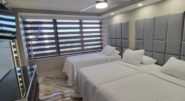 Кровать в общем номере с 6 комнатами Alexander 81921 6 Bedroom Apts
