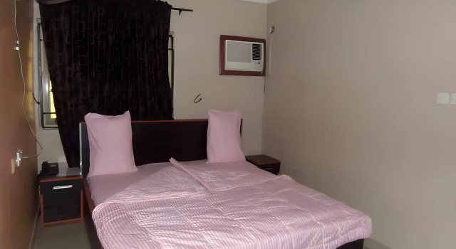 B & S Hotel
