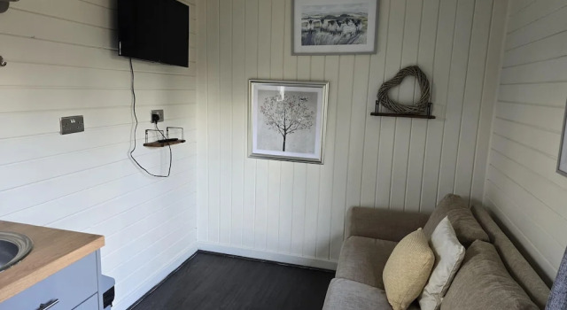 Glamping Hut - Riverside 1, Rezervați Teren de campat Banwy Glamorgan