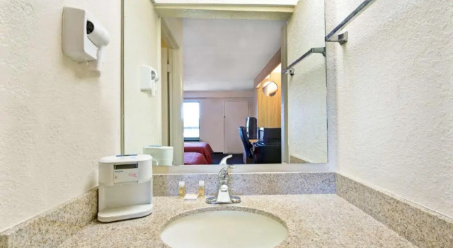 Номер Standard Days Inn by Wyndham Charlotte Northlake