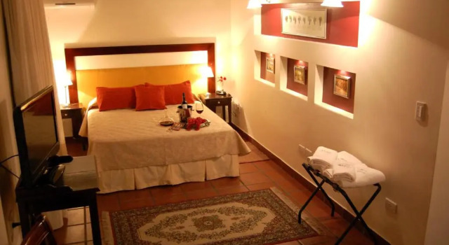 Полулюкс Delvino Boutique Hotel