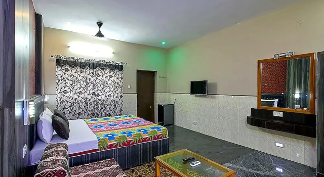 Семейный люкс с балконом Vinodhara Guest House