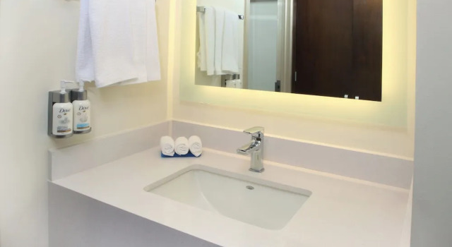Двухместный люкс Holiday Inn Express Monterrey Galerias-San Jeronimo by IHG
