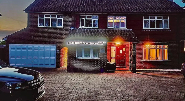 High Trees Guest House Gatwick, Забронировать Гостевой дом Отели Исторического графства Суссекса с парковкой, Парковка