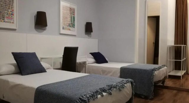 Трёхместный номер Standard Hostal Lesseps