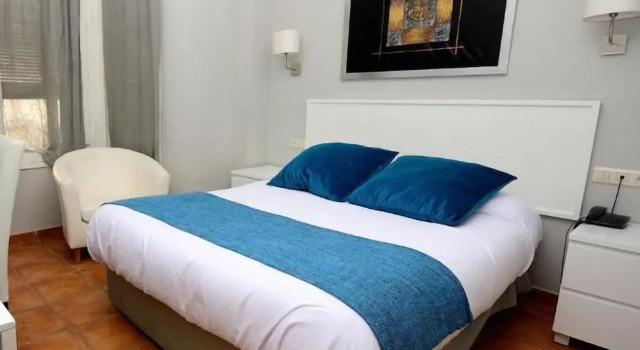 Hotel La Encomienda, Забронировать Отель Отели Caceres Province с парковкой, Парковка