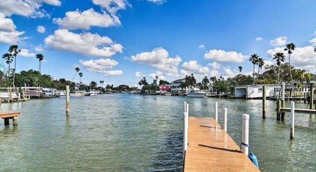 Коттедж с 3 комнатами с балконом Indian Rocks Beach Home: Dock, Beach & Pool Access
