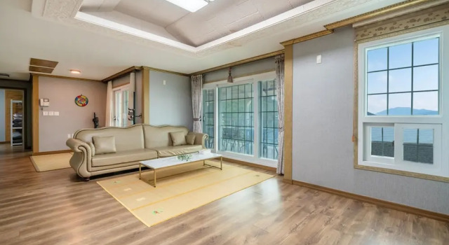 Номер Standard с 3 комнатами с балконом Yeosu Dulggot Pension