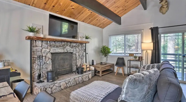 Modern Cabin w/ Game Room & Deck, Near Skiing, Забронировать Дом для отпуска Раннинг Спрингс San Bernardino Mountains