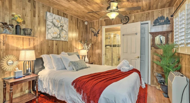 1 Mi to Lake Gregory: Boho Crestline Cabin, Reservar Casa de férias Crestline San Bernardino Mountains