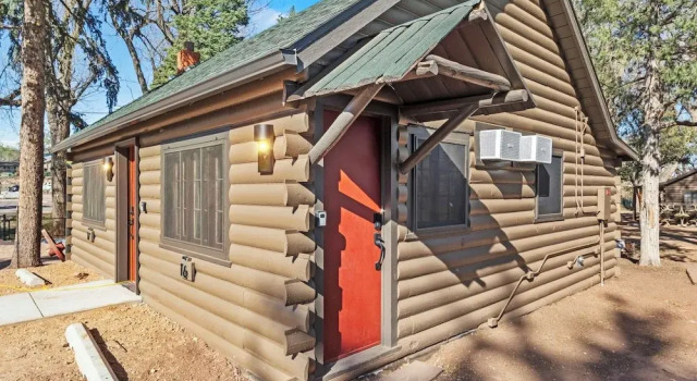 Timber Lodge Cabin 16, Varaa Lomakoti Hotellit Colorado Springs uima-altaalla, Uima-allas