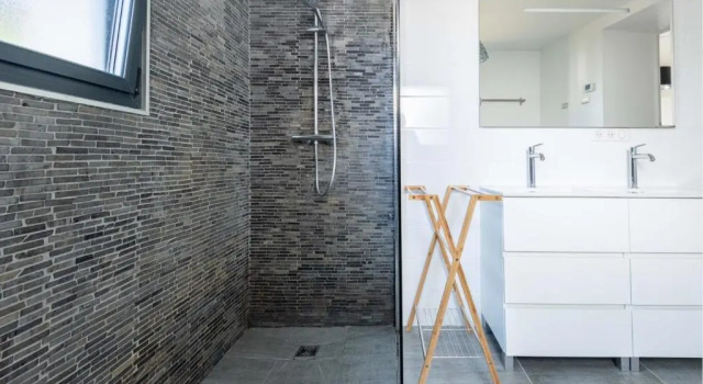 Belle maison familiale et contemporaine avec piscine