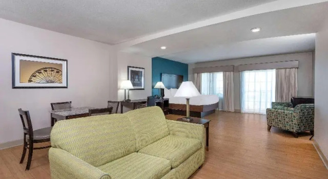 Двухместный номер Deluxe с балконом и с красивым видом из окна La Quinta by Wyndham Ocean City
