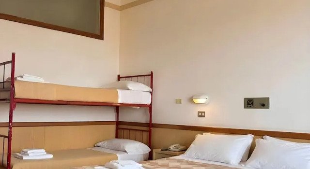 Четырёхместный номер Standard с балконом и с видом на море Hotel Columbia Frontemare