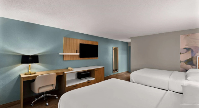 Четырёхместный номер Standard с видом на бассейн Wyndham Garden Ankeny