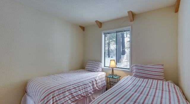 Коттедж Donner Lake Views: Rustic Truckee Cabin