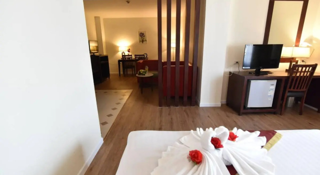 Полулюкс Golden Crown Grand Hotel