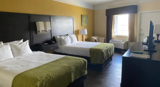 Четырёхместный номер Standard с балконом Galveston Beach Hotel