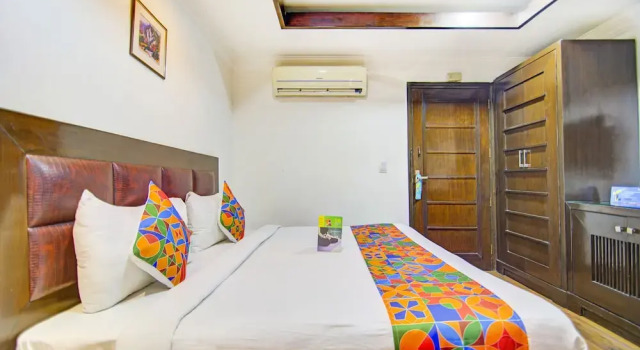 Aaron Castle by Fabhotels, Забронировать Отель Отели Нью-Дели 3 звезды, рядом с Embassy of Switzerland, 3*